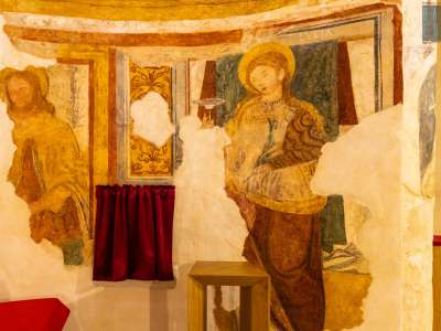 ...e la Santa Lucia raffigurata pi� in basso a destra mentre regge il piatto su cui sono posati i suoi occhi